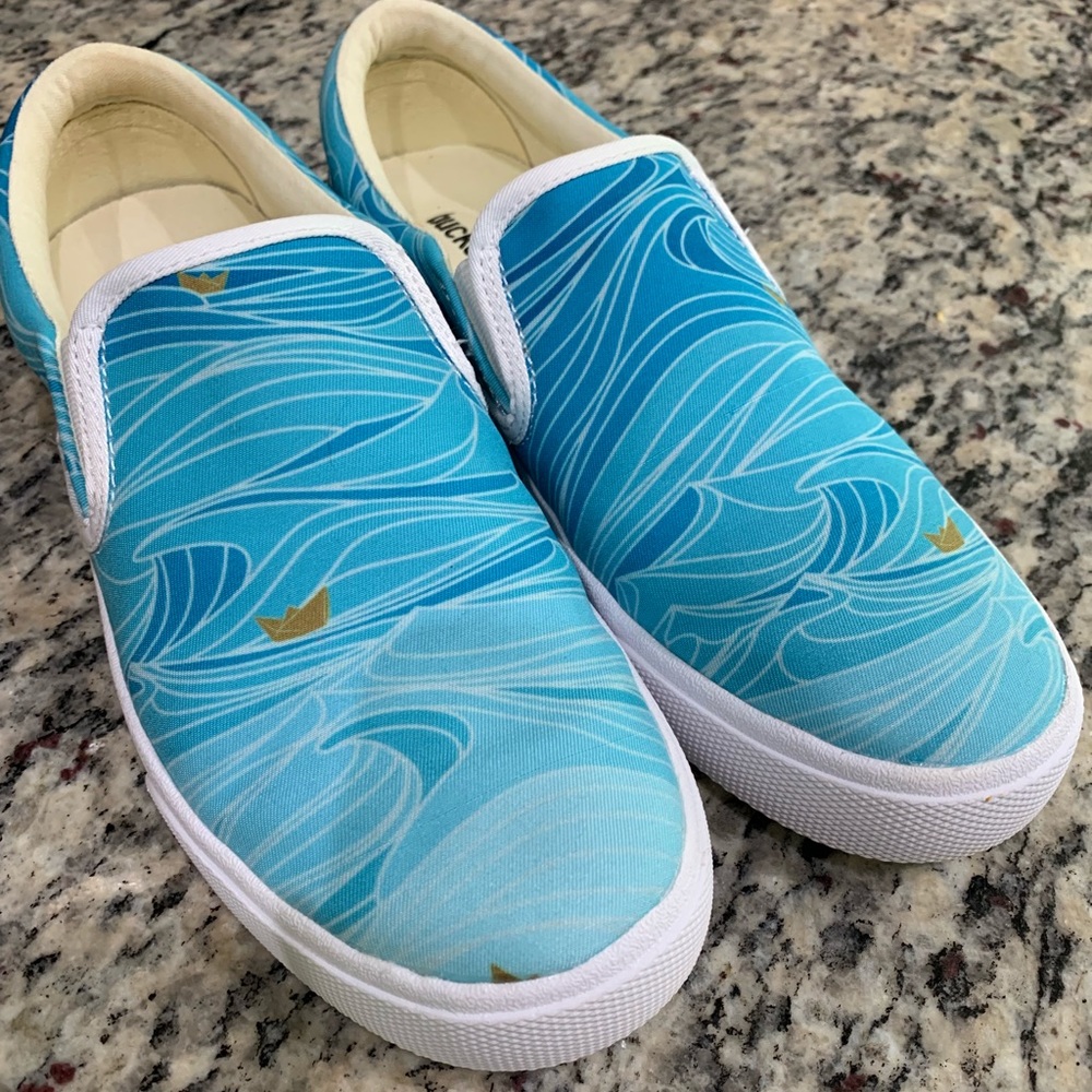 Blue bucket feet size 8. Look just like vans.